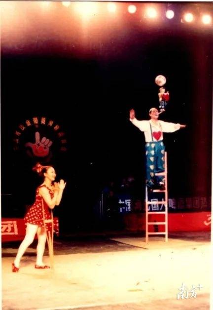 李春來和李雪霞表演《小丑叔叔》。 受訪者供圖