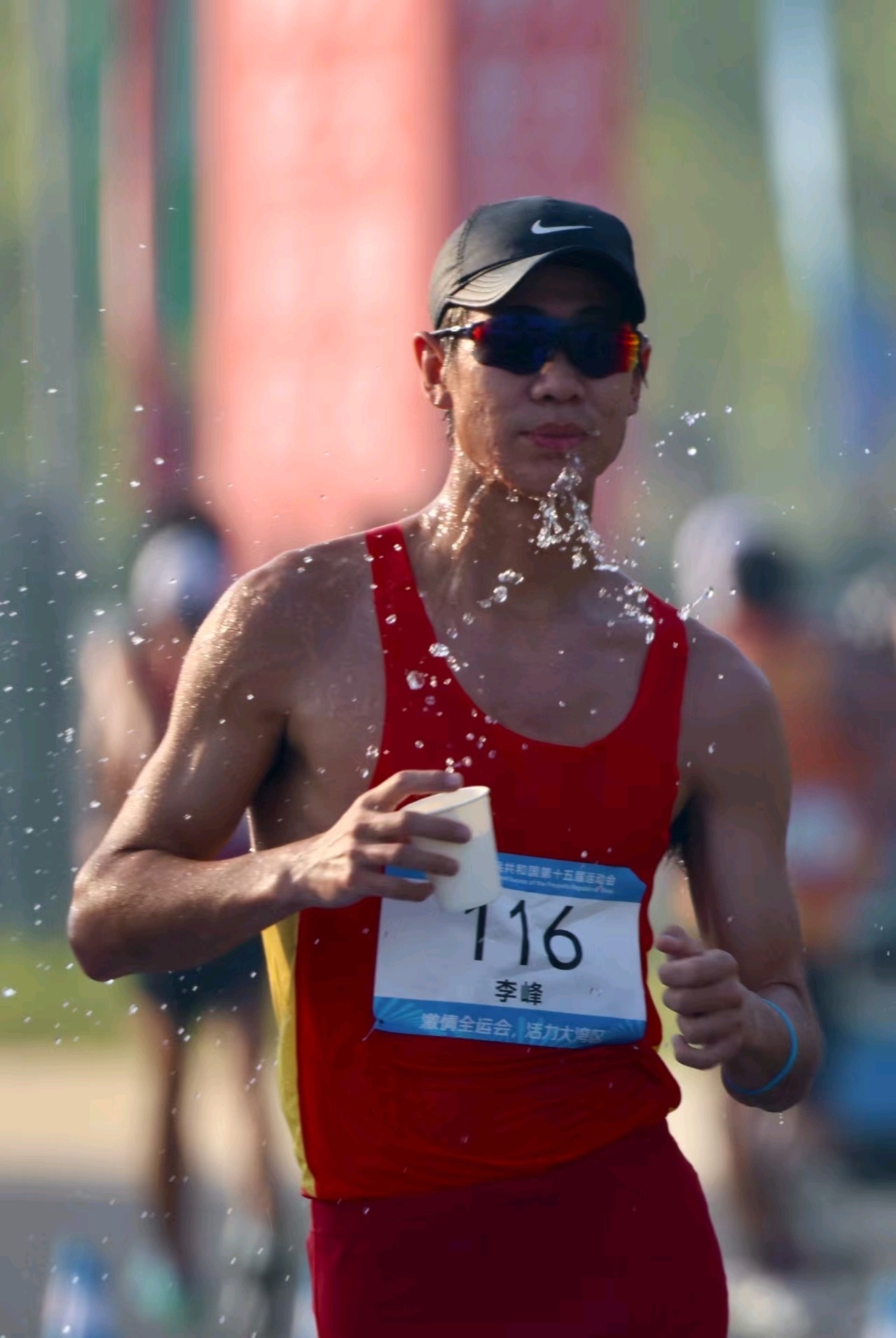 赛事以“男女交替接力”的全新形式,挑战42.195公里的超长距离。 南方+ 关铭荣 拍摄 赛事以“男女交替接力”的全新形式,挑战42.195公里的超长距离。 南方+ 关铭荣 拍摄