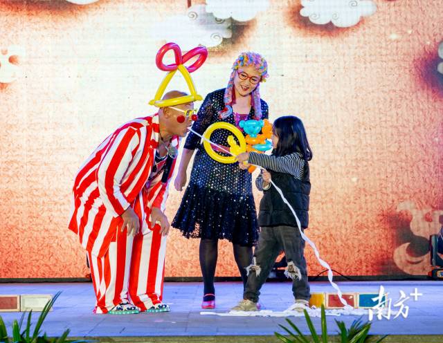 退休后的李春來參加公益演出。 受訪者供圖