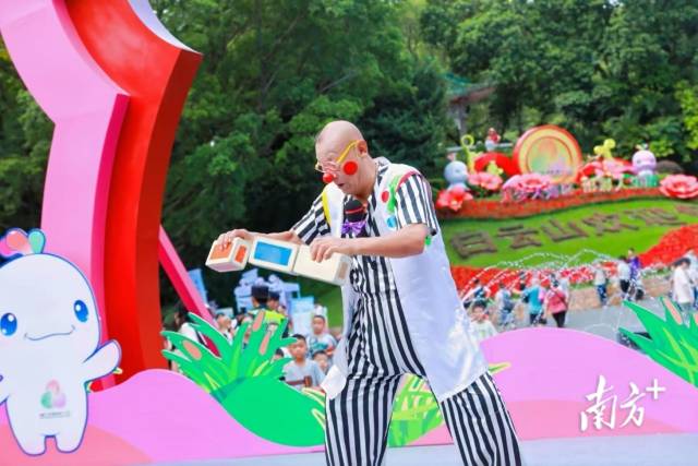 2025年10月2日，78歲的李春來在為市民表演滑稽藝術。受訪者供圖