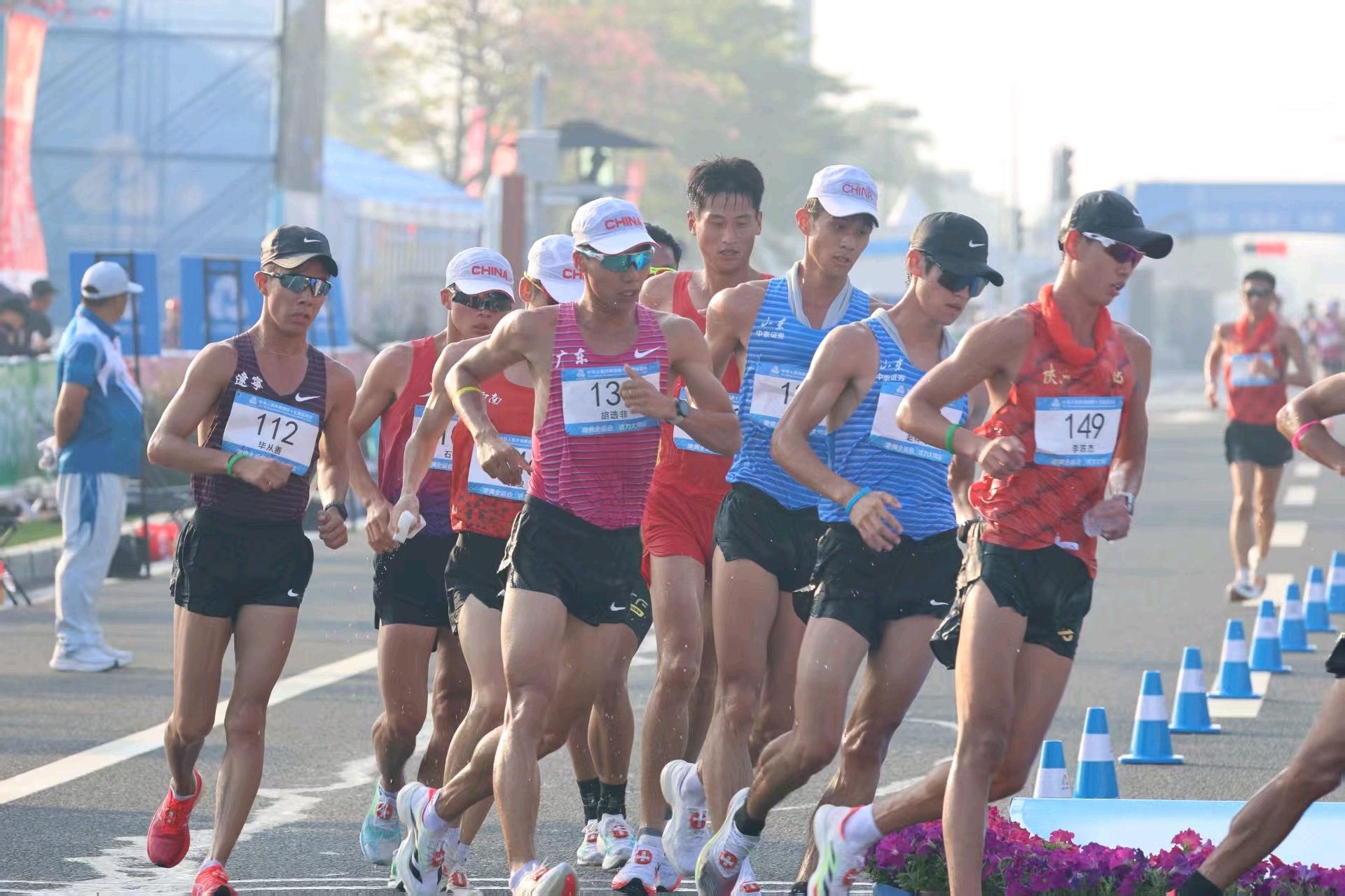 30对,共60名顶尖运动员齐聚“最美滨海赛道”金湾路。 南方+ 关铭荣 拍摄