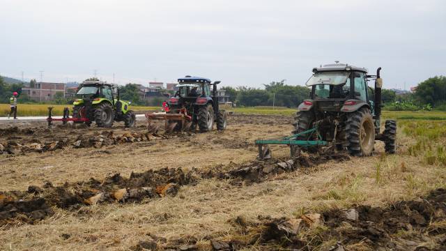 近日，全省2025年农田建设现场会暨专项整治工作推进会在怀集召开。现场进行深耕作业演示。