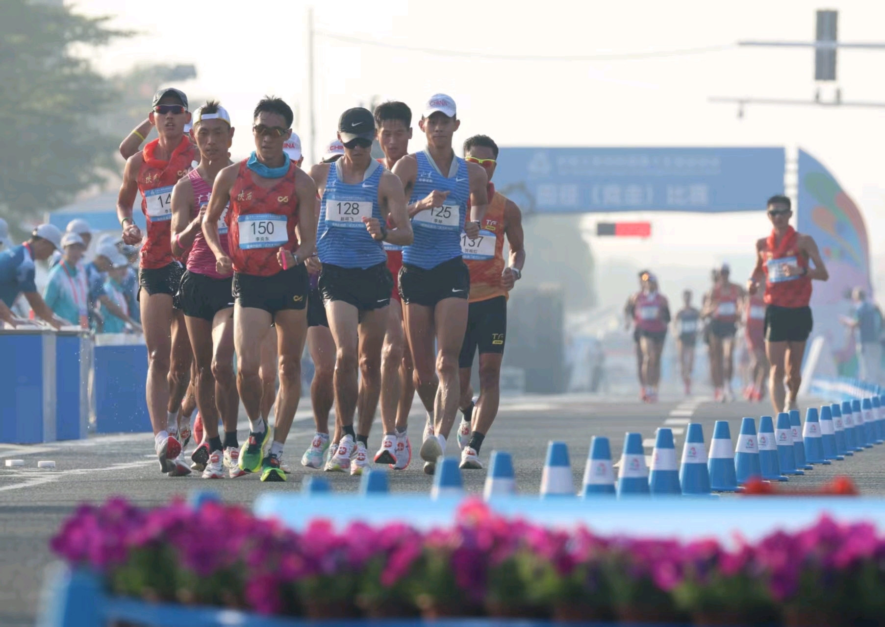 马拉松竞走混合接力比赛项目是巴黎奥运会新增赛事,也是全运会上首次设立的赛事。 南方+ 关铭荣 拍摄