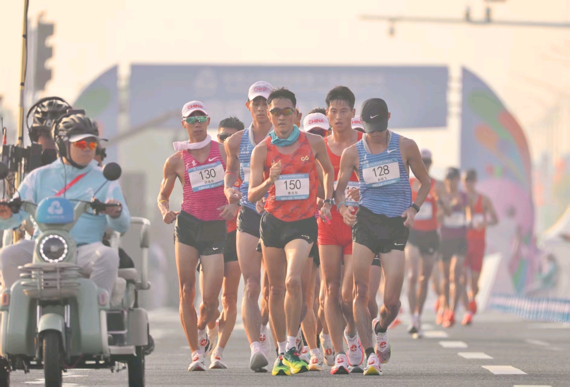 30对,共60名顶尖运动员齐聚“最美滨海赛道”金湾路。 南方+ 关铭荣 拍摄