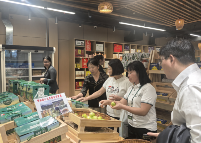 创新中心坐拥1300㎡临街展厅，展示展销各县域特色“土特产”