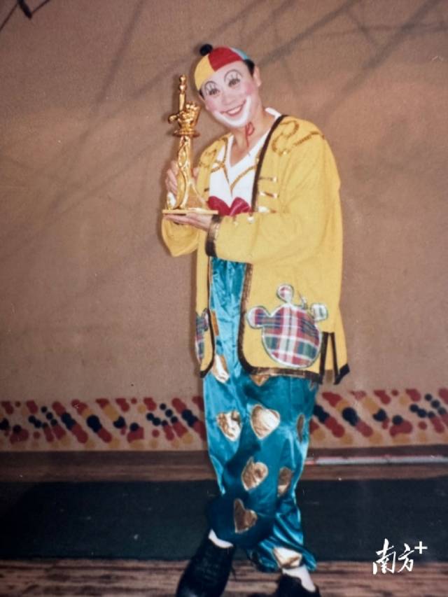 49歲的李春來表演的滑稽《小丑叔叔》榮獲首屆中國雜技“金菊獎”滑稽比賽金獎。 受訪者供圖