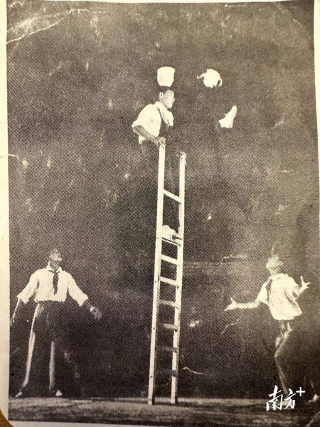 27歲的李春來表演雜技《晃梯踢碗》。 受訪者供圖