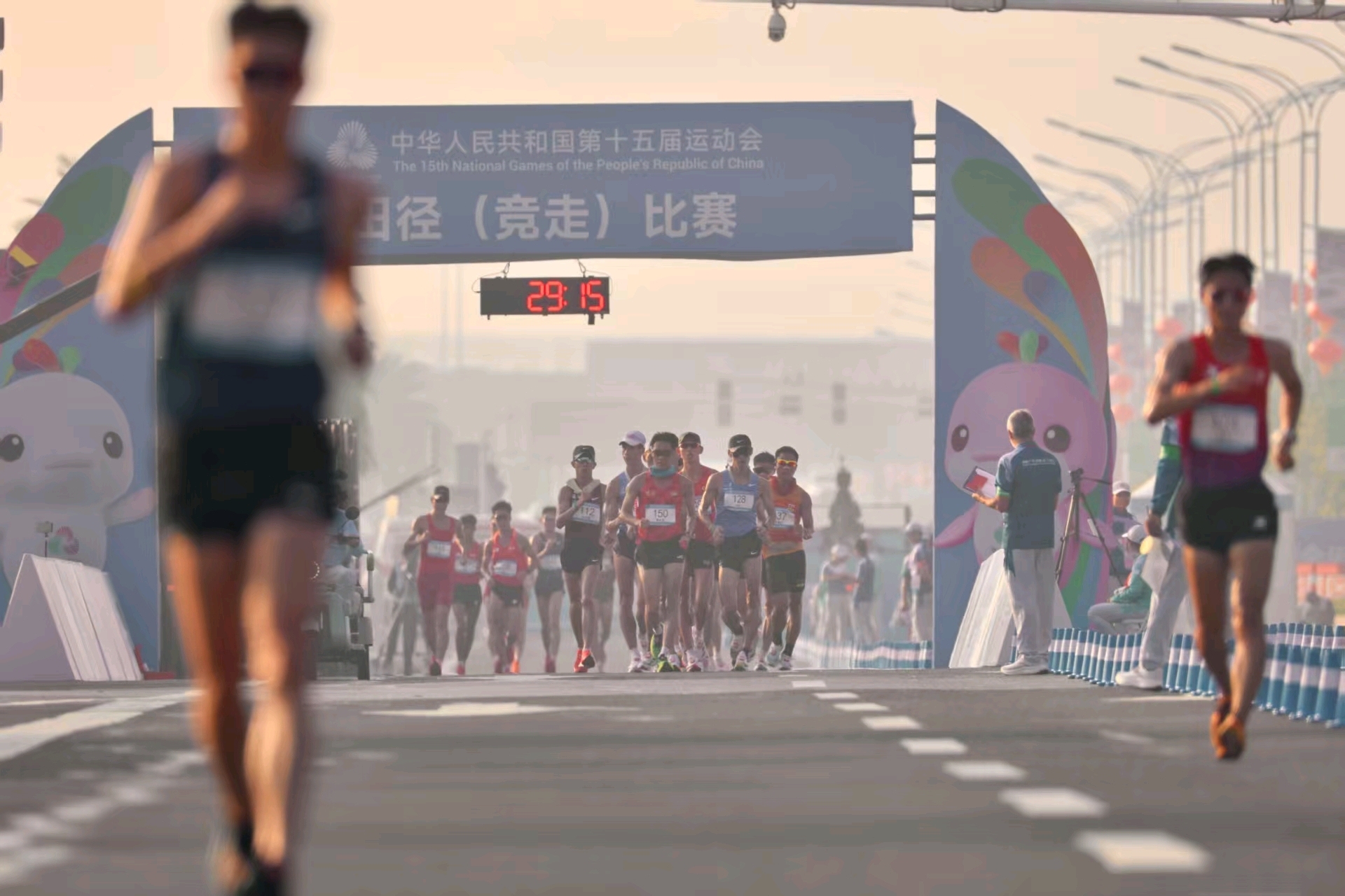 马拉松竞走混合接力比赛项目是巴黎奥运会新增赛事,也是全运会上首次设立的赛事。 南方+ 关铭荣 拍摄