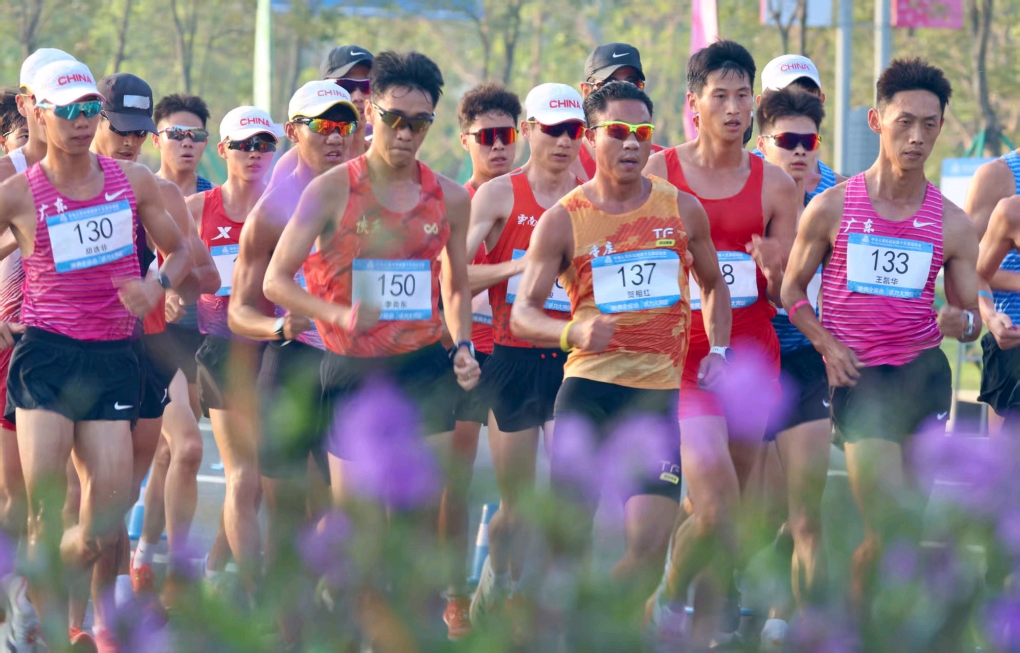 30对,共60名顶尖运动员齐聚“最美滨海赛道”金湾路。 南方+ 关铭荣 拍摄 30对,共60名顶尖运动员齐聚“最美滨海赛道”金湾路。 南方+ 关铭荣 拍摄