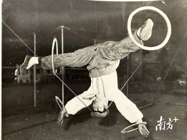 16歲的李春來表演《軟鋼絲倒立晃圈》。 受訪者供圖