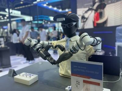 外国面孔“涌入”高交会：有的带走中国充电桩，有的在这“嗅”未来