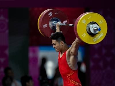 视频｜石智勇成功卫冕全运会，吻别杠铃告别举重