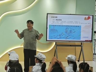 梁伟​：七秩初心映南华，银发温情暖街巷｜南华“友”你