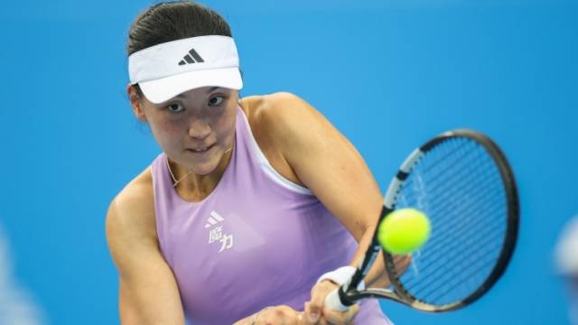 网球女单头号种子王欣瑜赢球派福利，签完你的签你的