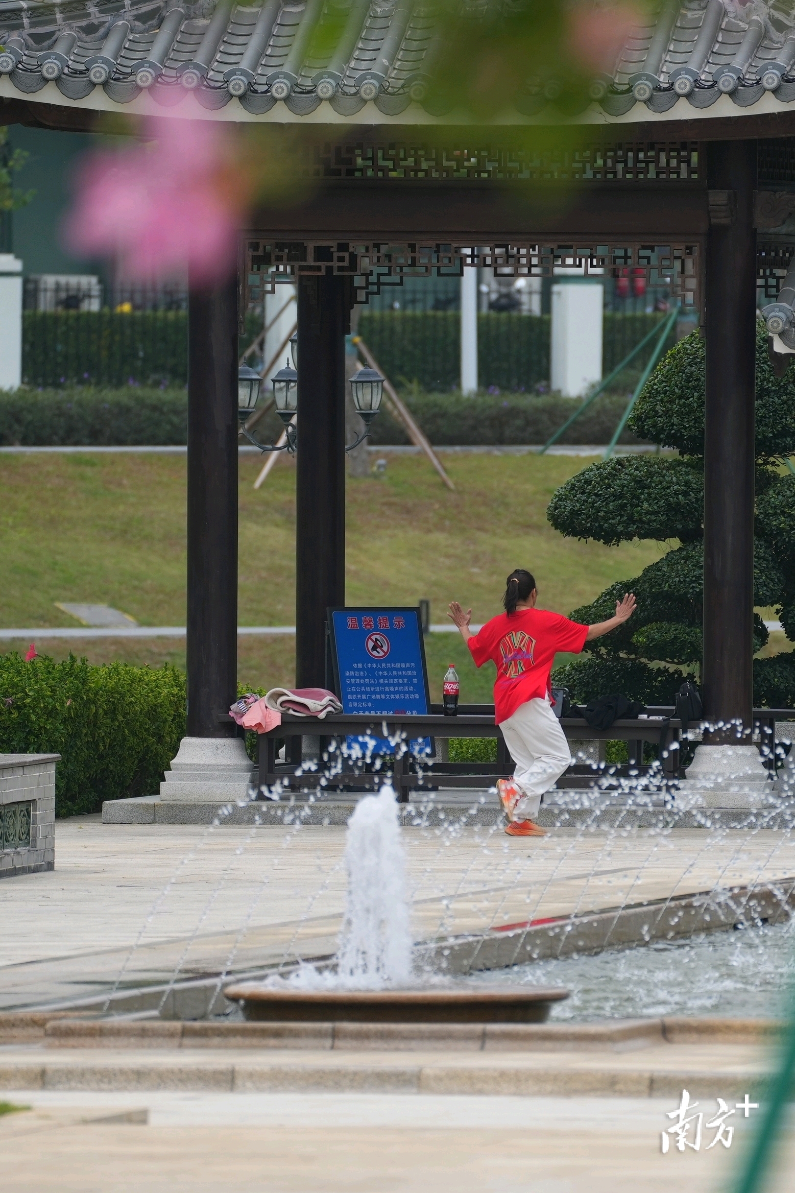 女子在亭下舞蹈。&nbsp;