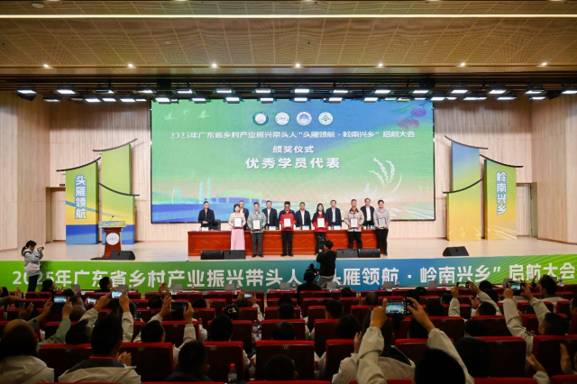 活动现场举行了优秀教师、优秀导师和优秀学员颁奖仪式。