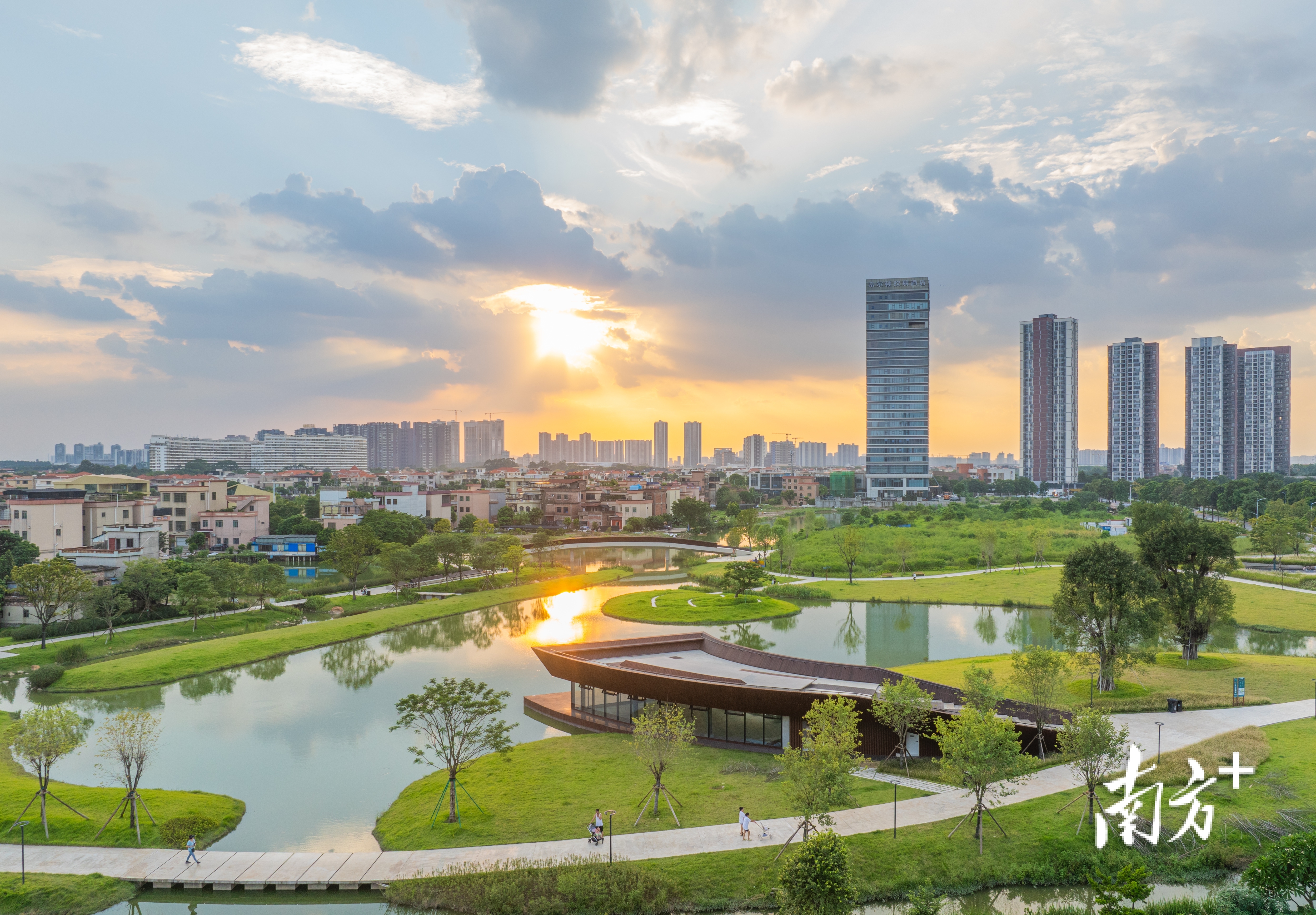 陈村镇新城南生态景观提升工程(一期)沿新城河(陈村公园段)往南延伸,通过缤纷二路景观桥下通道与陈村公园相通,形成新城区中轴线景观区。周焯杰 摄 陈村镇新城南生态景观提升工程(一期)沿新城河(陈村公园段)往南延伸,通过缤纷二路景观桥下通道与陈村公园相通,形成新城区中轴线景观区。周焯杰 摄