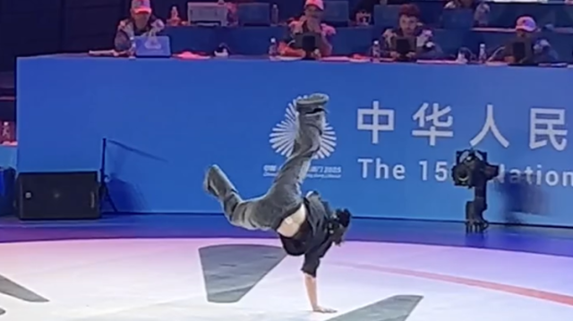 巅峰对决！刘清漪卫冕冠军，霹雳舞决赛battle曲目竟是《大展鸿图》