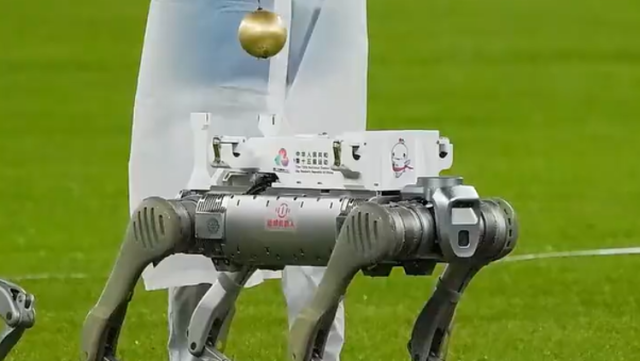 “赛博体育场”，机器狗协助运送链球