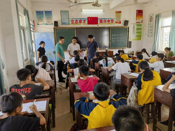 穗廉携手，爱心课椅情暖李屋小学