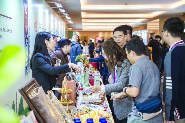 南药加工产品吸引参会代表驻足询问。