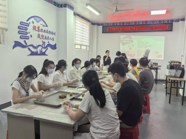 “阳光快聘”零工市场技能培训课堂