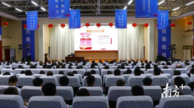 深入学习贯彻党的二十届四中全会精神专题报告。 深入学习贯彻党的二十届四中全会精神专题报告。