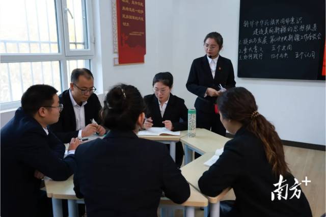 师生在喀什技师学院马克思主义学院。