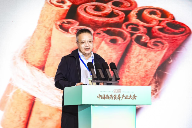 吴克刚发表题为“中国肉桂创新加工与综合利用”的专题汇报。