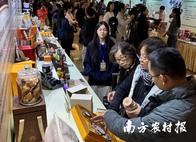 与会领导嘉宾现场了解广东三宝产品。