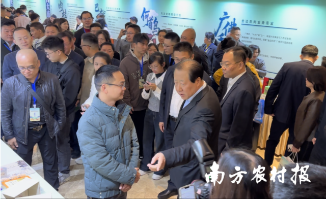 2025年中国南药食养产业大会期间，中国常驻联合国粮农机构原大使、农业农村部原总农艺师兼办公厅主任广德福现场了解广东三宝。