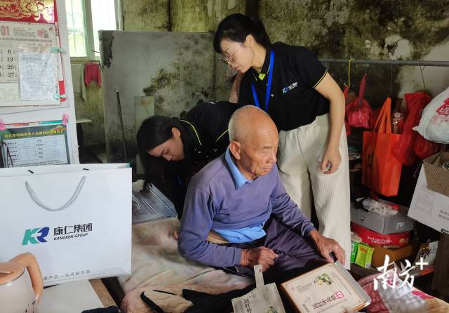 入户慰问、送药。