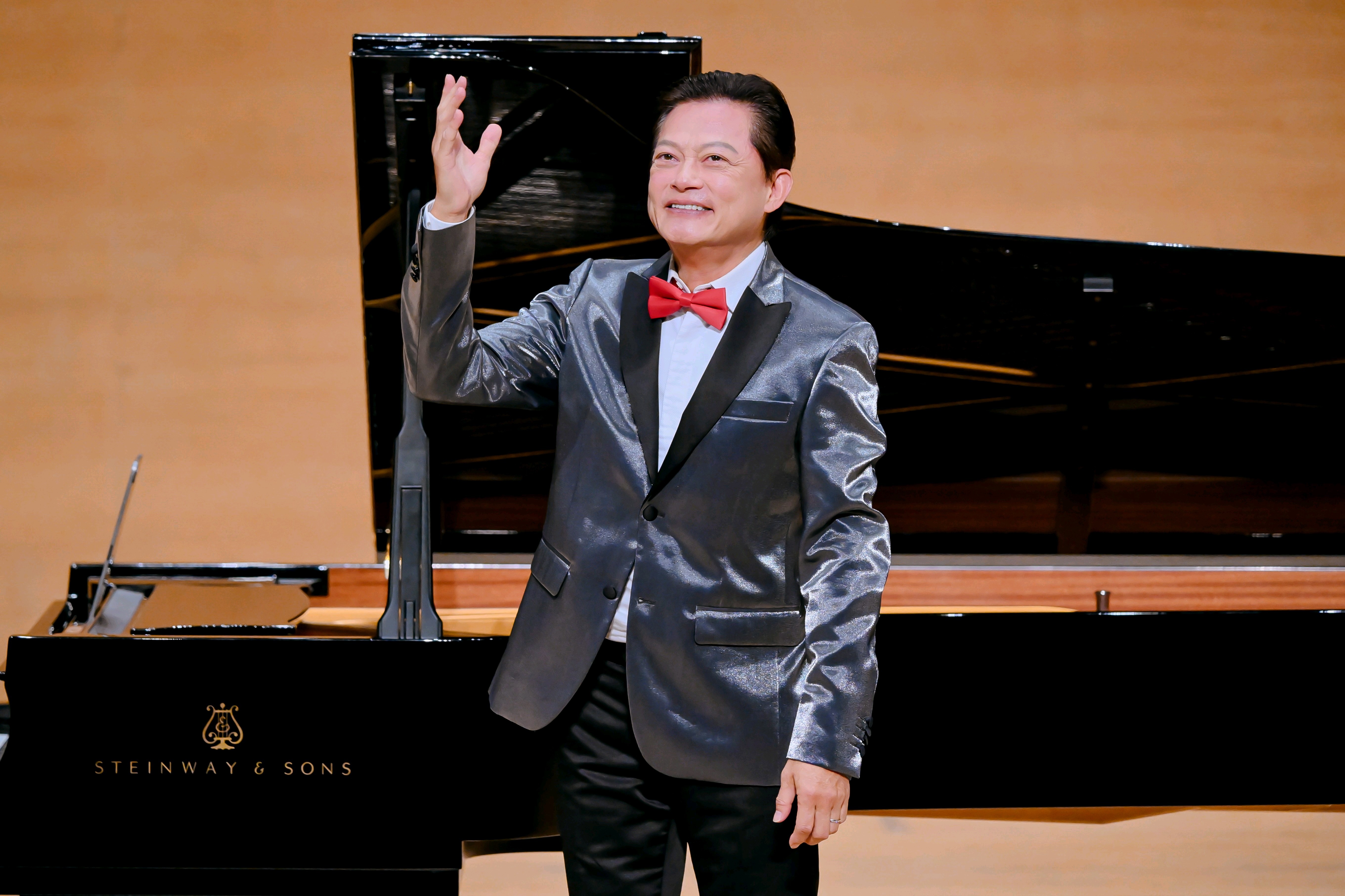 《狮子山下》音乐会由著名华人男高音歌唱家莫华伦领衔。  