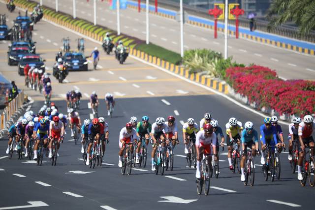 自行車公路賽的選手們通過橫琴大橋進入橫琴粵澳深度合作區。  南方+ 姚志豪 拍攝