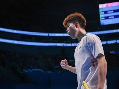 翁泓阳首夺全运会羽毛球男单金牌，球衣球拍现场送观众