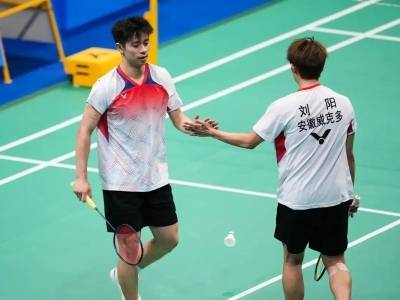 打断2支球拍！刘阳/刘毅上演逆风翻盘，斩获羽毛球男双冠军