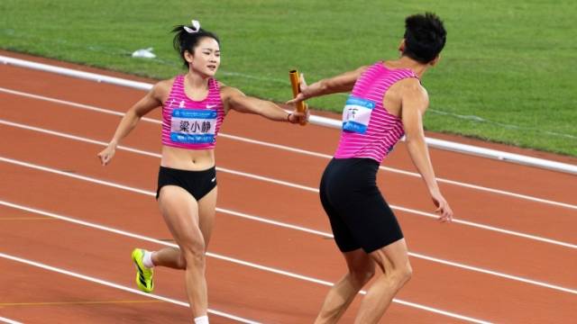 视频｜梁小静术后现身赛场与粉丝签名合影