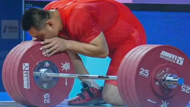 视频｜全运会四连冠得主杨哲“吻别”举重赛场，向举重博物馆捐赠战袍