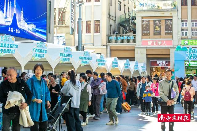 展销现场市民游客络绎不绝。