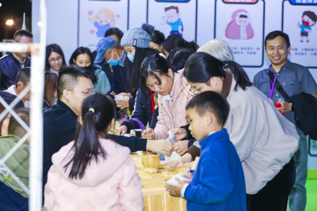 南药文创区围满了人。