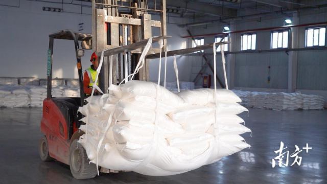 白砂糖运输出库。图源伽师县融媒体中心 白砂糖运输出库。图源伽师县融媒体中心