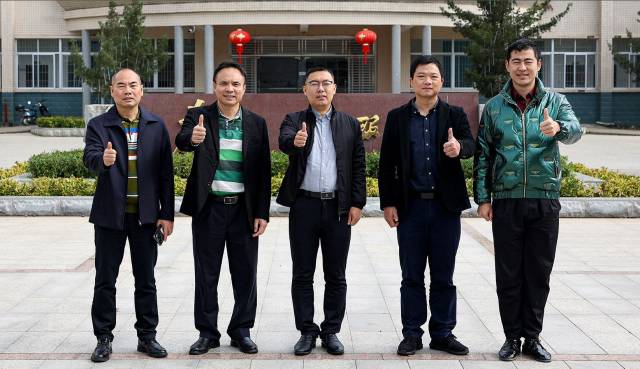 驻界炮镇帮镇扶村工作队成员合影。受访者供图