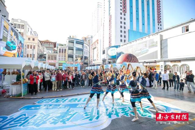 活动现场还组织了精彩的文艺表演。