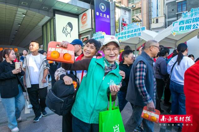 展销现场有企业特意准备了富川脐橙派发给逛展市民游客。