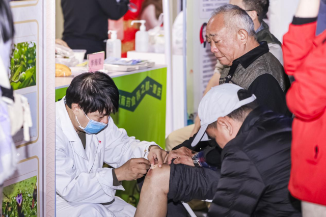 传统疗法体验区颇受群众欢迎。