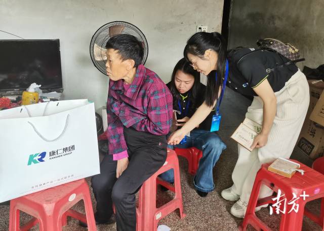 专业团队将贴心服务送到村民家中。福堂镇 供图 专业团队将贴心服务送到村民家中。福堂镇 供图