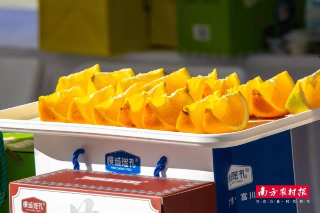 展销区企业摊位鲜切的富川脐橙。