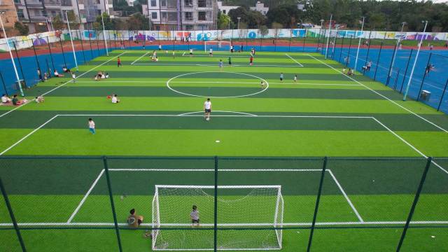 崭新的界炮镇体育公园成为当地群众的休闲健身胜地。受访者供图