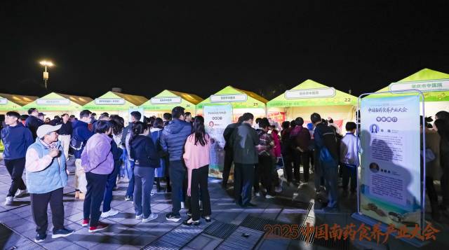 中医药健康文化夜市的展位前排起了“长龙”