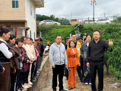 杨伟成田间授课。